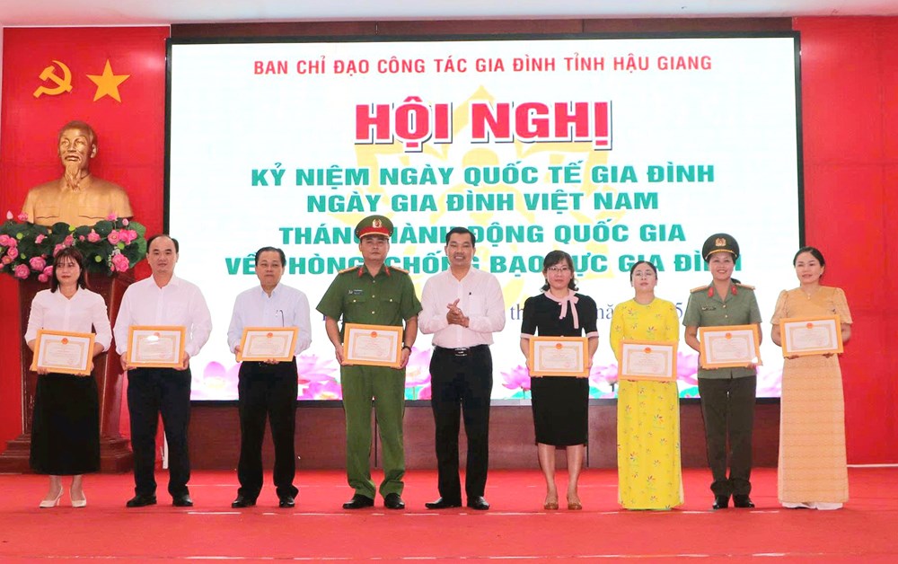 Phát huy vai trò gia đình trong đời sống xã hội hiện đại - ảnh 3