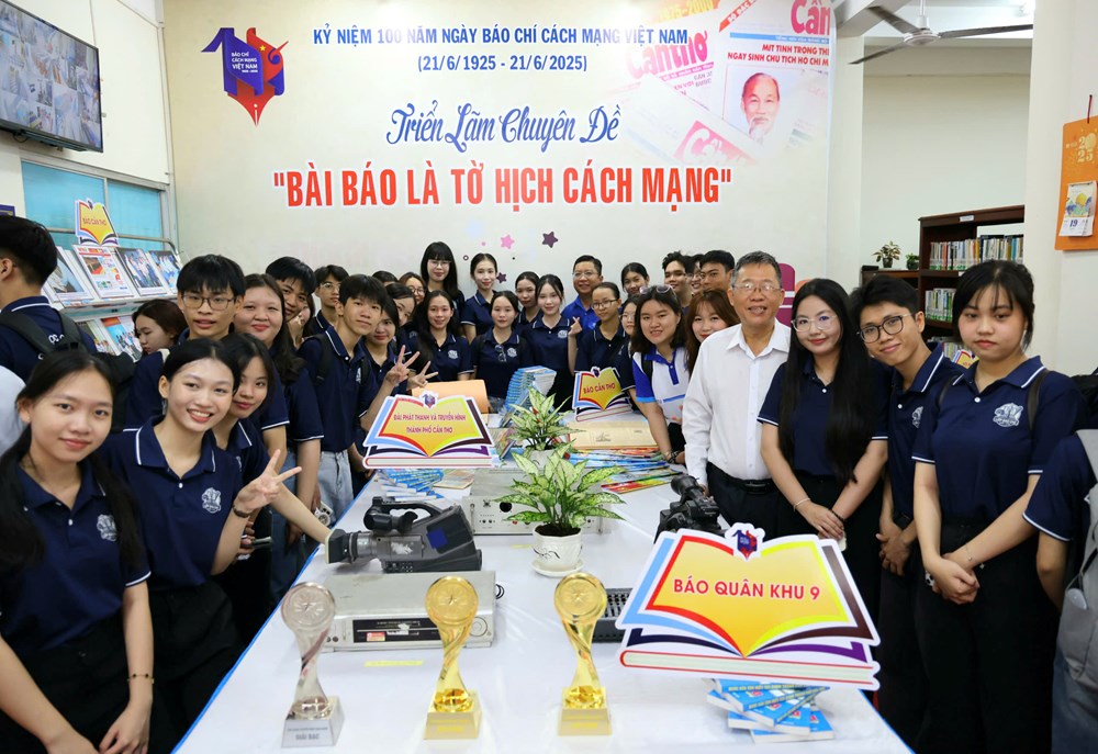 Triển lãm chuyên đề “Bài báo là tờ hịch cách mạng“ - ảnh 4