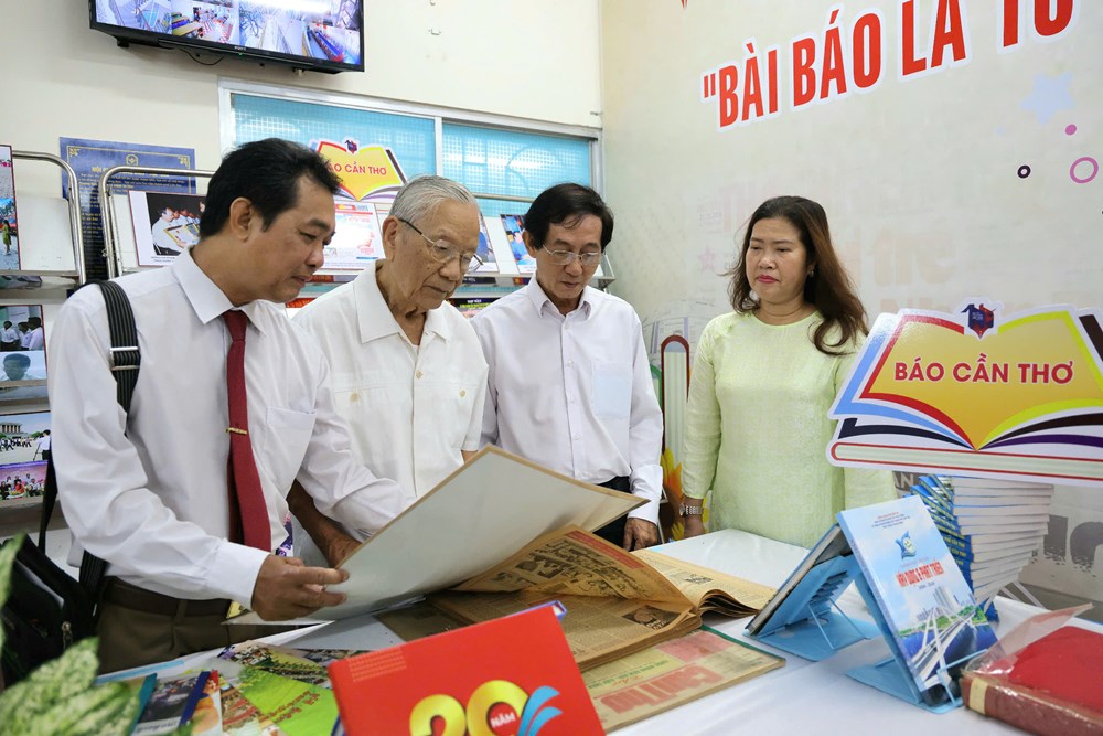 Triển lãm chuyên đề “Bài báo là tờ hịch cách mạng“ - ảnh 2
