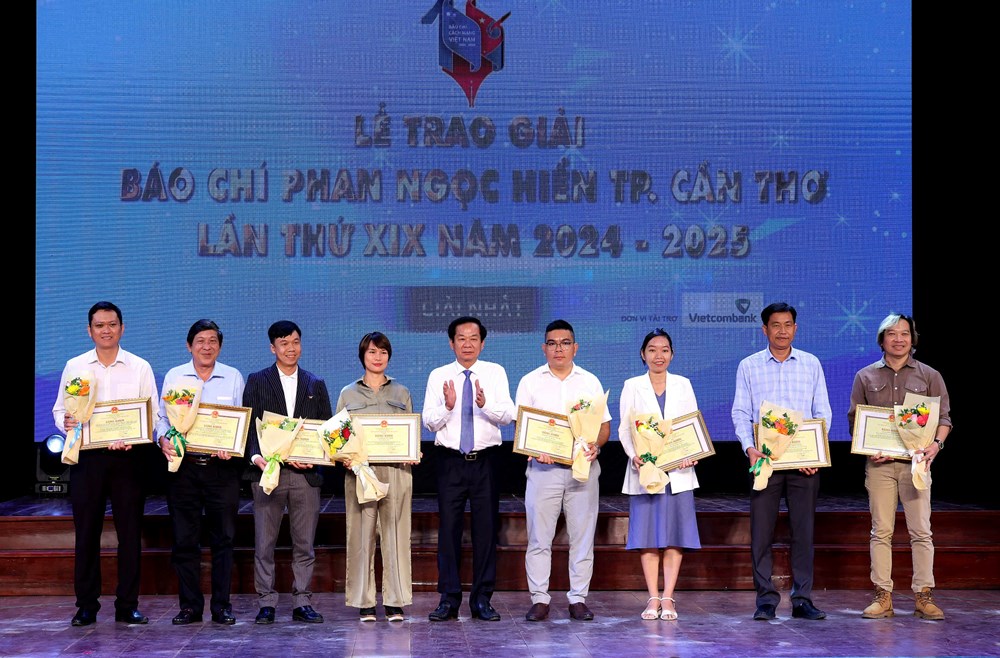 Họp mặt kỷ niệm 100 năm Báo chí Cách mạng Việt Nam, trao Giải Báo chí Phan Ngọc Hiển - ảnh 2