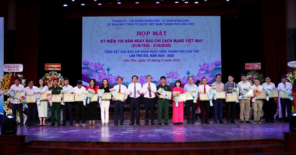 Họp mặt kỷ niệm 100 năm Báo chí Cách mạng Việt Nam, trao Giải Báo chí Phan Ngọc Hiển - ảnh 1