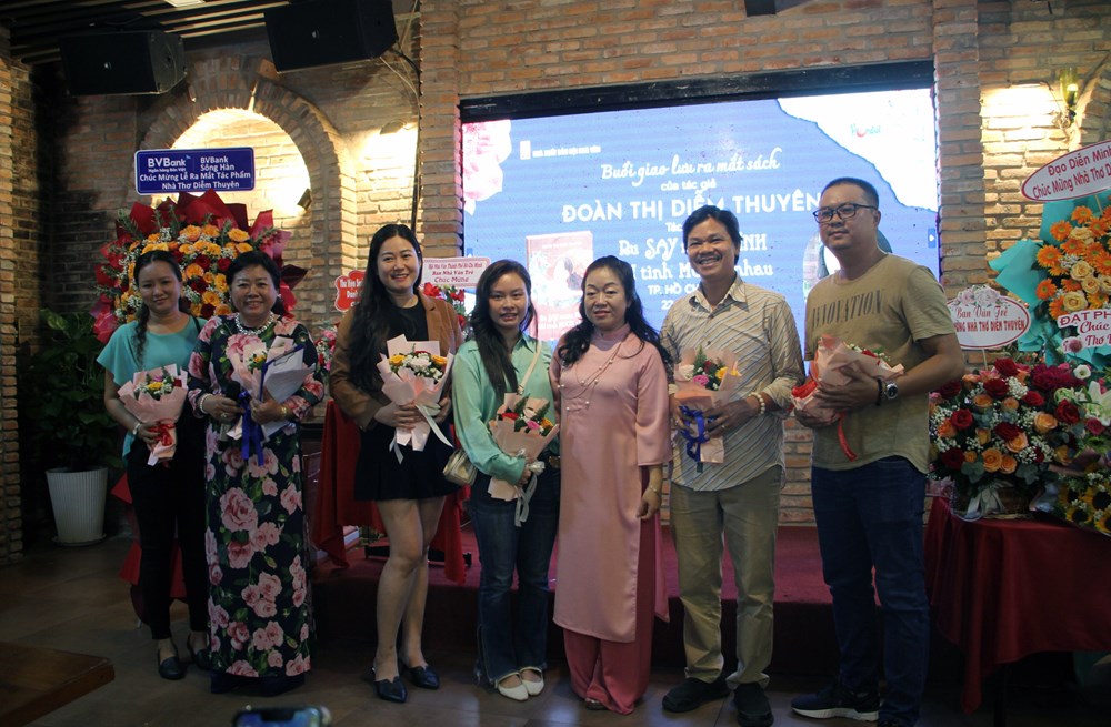 Tập thơ tình lục bát, bản năng mà không thô tục - ảnh 2