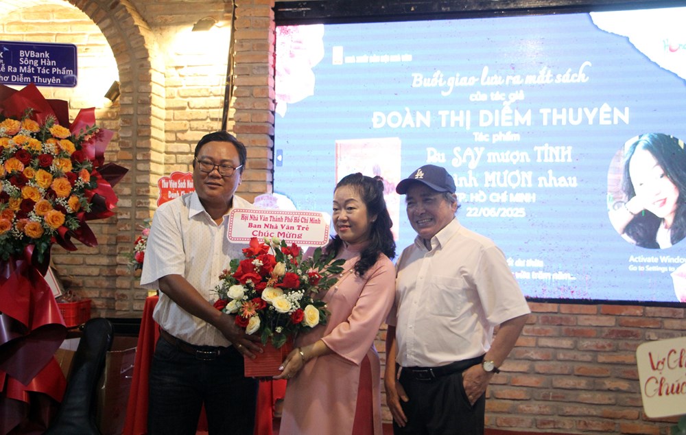 Tập thơ tình lục bát, bản năng mà không thô tục - ảnh 1