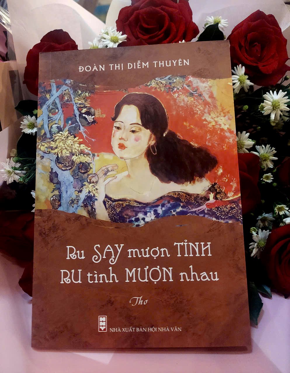 Tập thơ tình lục bát, bản năng mà không thô tục - ảnh 3