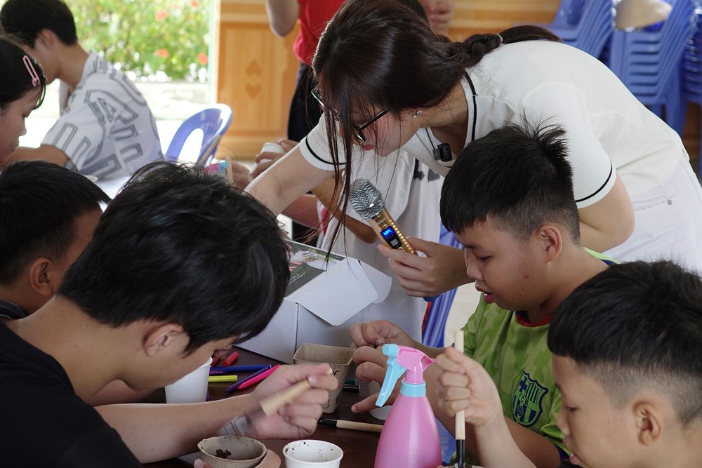 Hoa hậu Đoàn Thiên Ân mang dự án “Khuyết” đến Làng trẻ SOS Nha Trang - ảnh 2