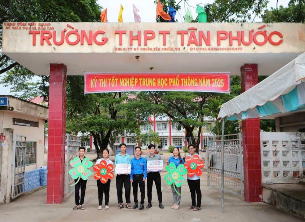 Diễn viên Trung Cang cùng các nhà hảo tâm “tiếp sức mùa thi” cho sĩ tử - ảnh 2