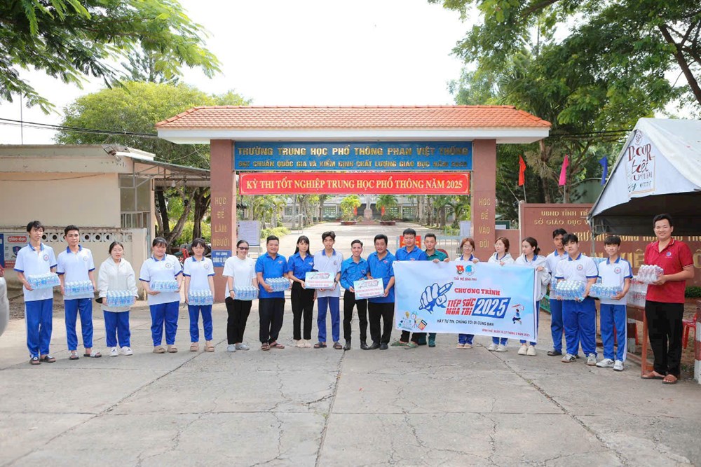 Diễn viên Trung Cang cùng các nhà hảo tâm “tiếp sức mùa thi” cho sĩ tử - ảnh 1