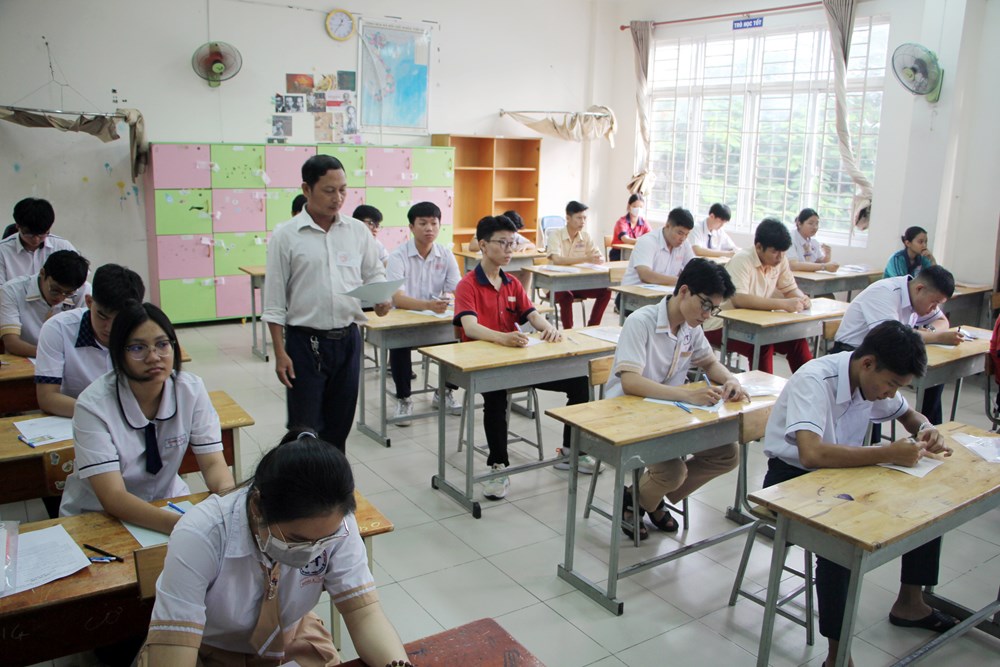 Sáng nay 26.6, gần 100.000 thí sinh TP.HCM thi môn Ngữ văn kỳ thi tốt nghiệp THPT 2025 - ảnh 2