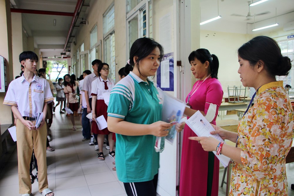 Sáng nay 26.6, gần 100.000 thí sinh TP.HCM thi môn Ngữ văn kỳ thi tốt nghiệp THPT 2025 - ảnh 1