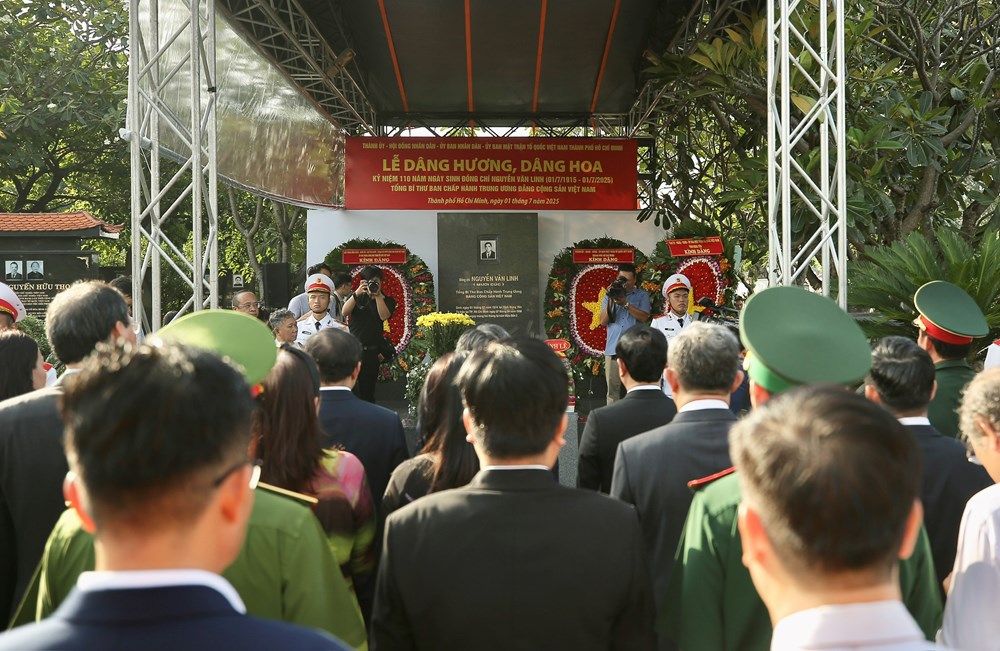 Dâng hương, dâng hoa tưởng niệm Tổng Bí thư Nguyễn Văn Linh - ảnh 6