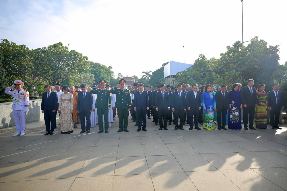 Dâng hương, dâng hoa tưởng niệm Tổng Bí thư Nguyễn Văn Linh - ảnh 2