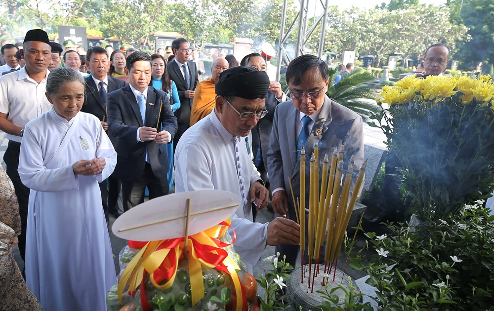 Dâng hương, dâng hoa tưởng niệm Tổng Bí thư Nguyễn Văn Linh - ảnh 4