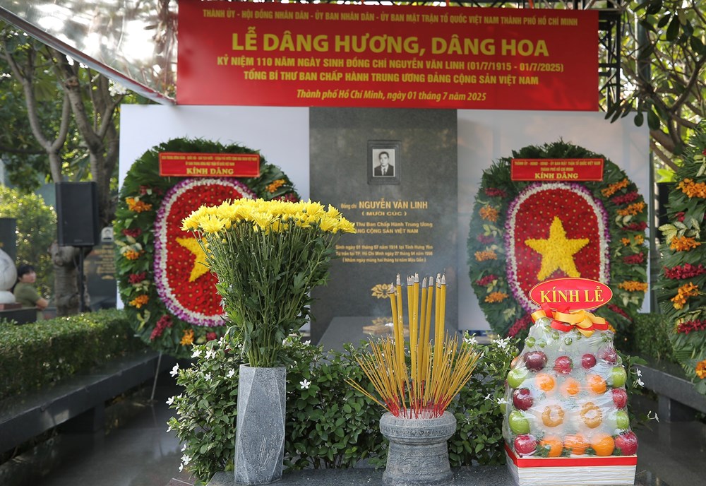Dâng hương, dâng hoa tưởng niệm Tổng Bí thư Nguyễn Văn Linh - ảnh 5