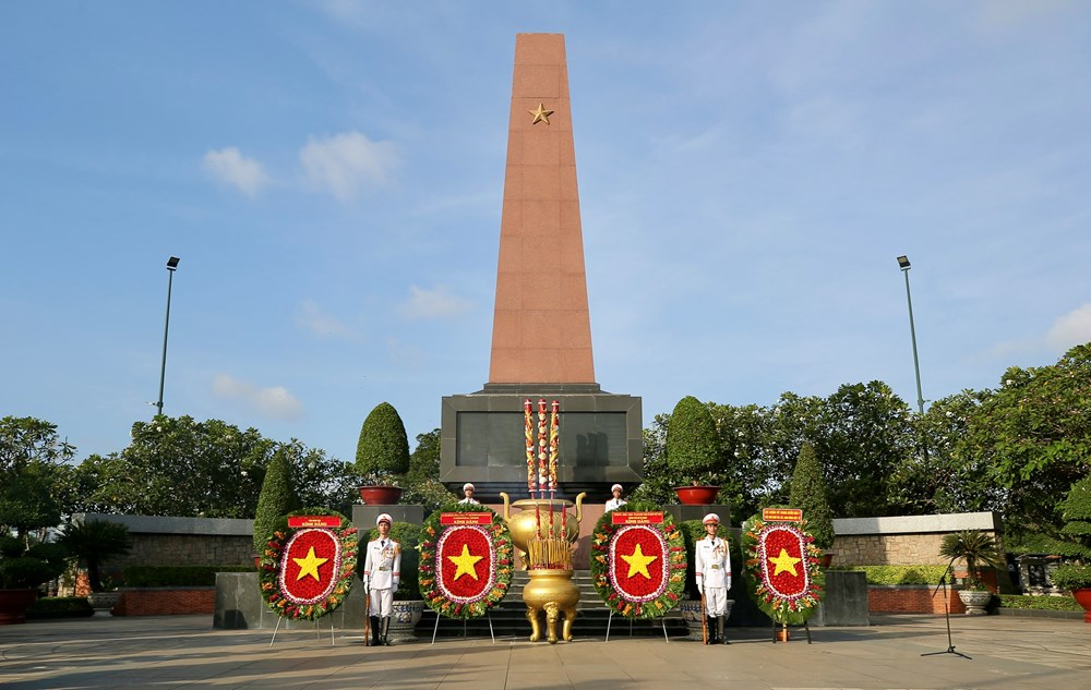 Dâng hương, dâng hoa tưởng niệm Tổng Bí thư Nguyễn Văn Linh - ảnh 1