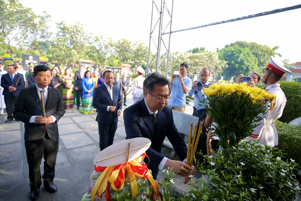 Dâng hương, dâng hoa tưởng niệm Tổng Bí thư Nguyễn Văn Linh - ảnh 3