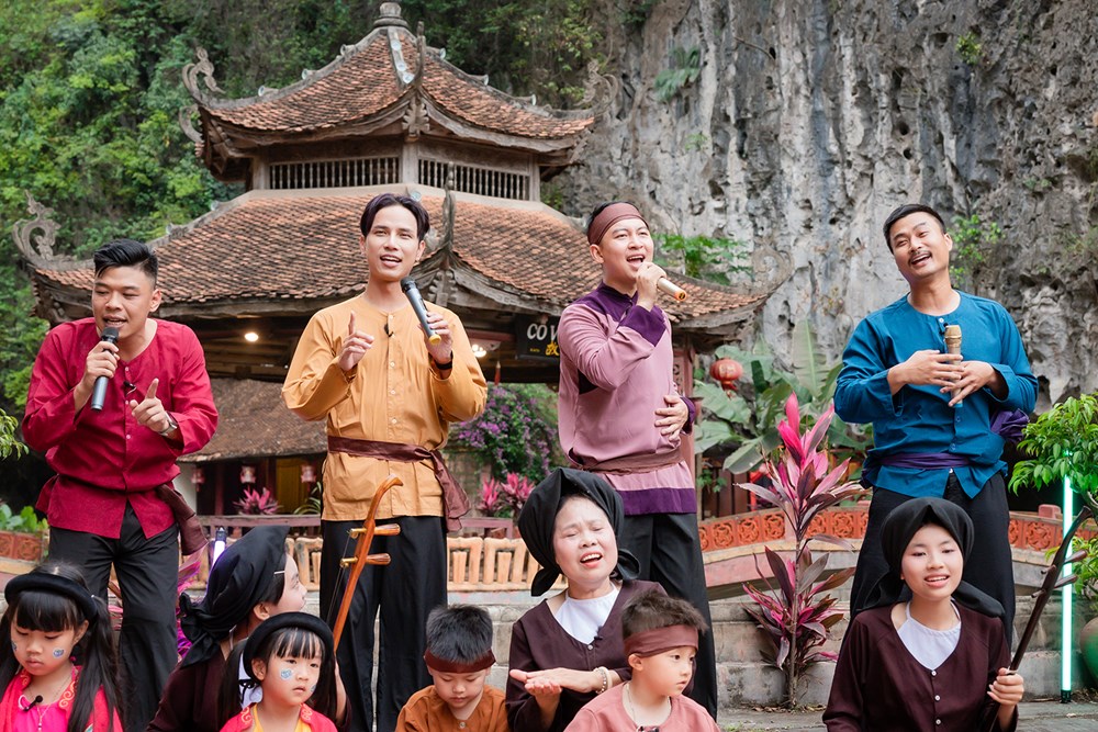 Mini concert hát xẩm đầy cảm xúc giữa làng cổ - ảnh 2