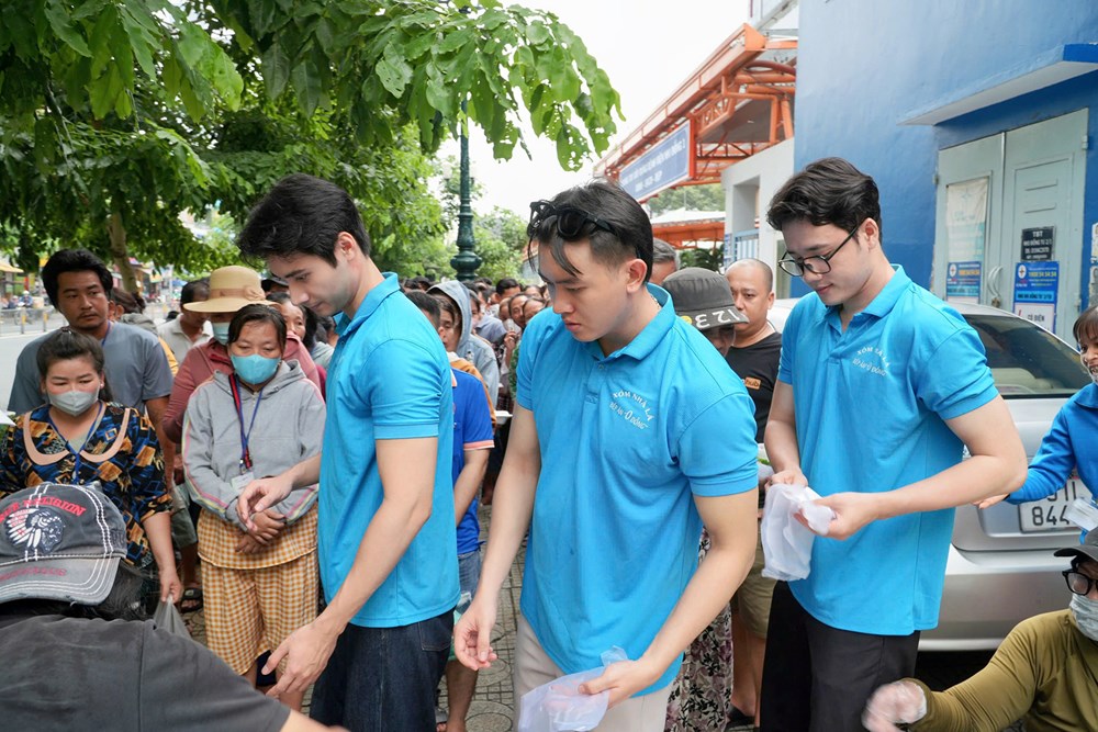Top 3 Mr World Vietnam 2024 vào bếp, nấu hơn 500 suất ăn tặng bệnh nhi - ảnh 2