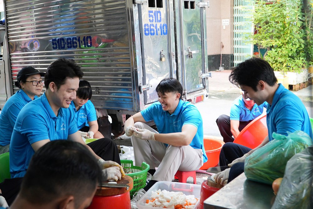 Top 3 Mr World Vietnam 2024 vào bếp, nấu hơn 500 suất ăn tặng bệnh nhi - ảnh 1
