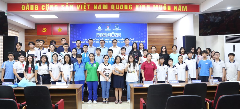 TP.HCM khai giảng lớp bồi dưỡng AI cho học sinh đạt giải thưởng - ảnh 1