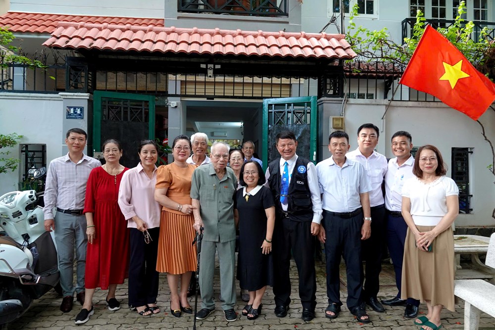 TP.HCM thăm và tặng quà văn nghệ sĩ lão thành tiêu biểu - ảnh 1