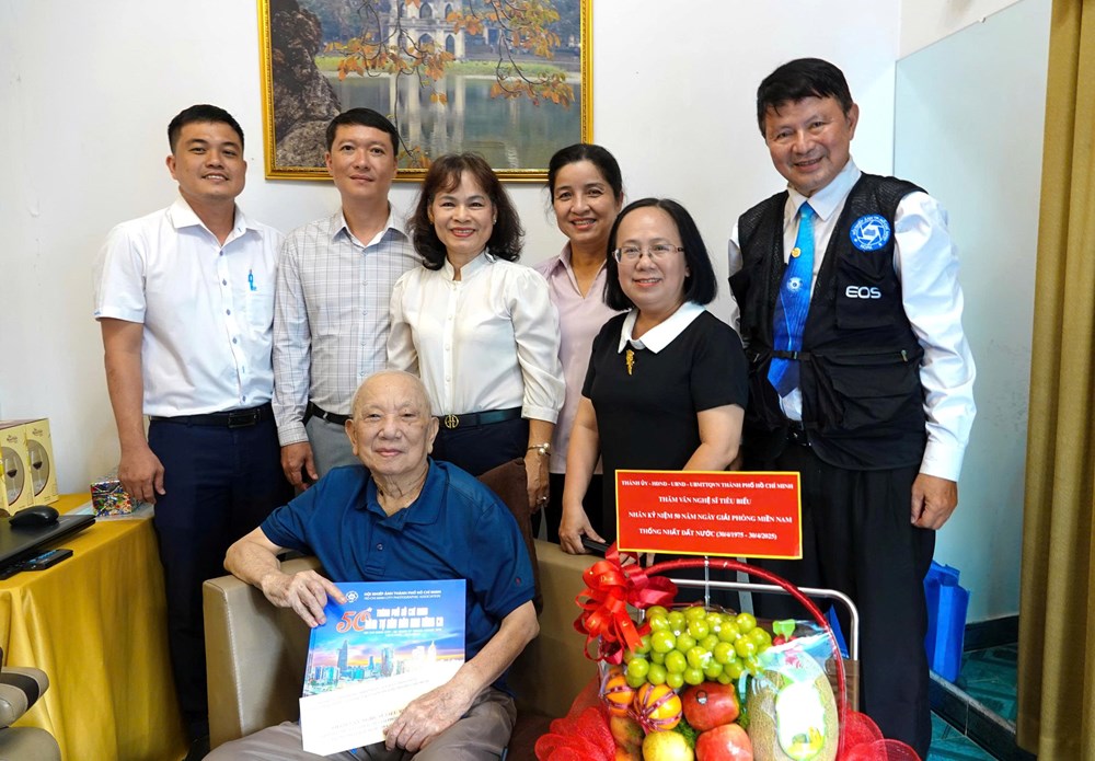 TP.HCM thăm và tặng quà văn nghệ sĩ lão thành tiêu biểu - ảnh 4