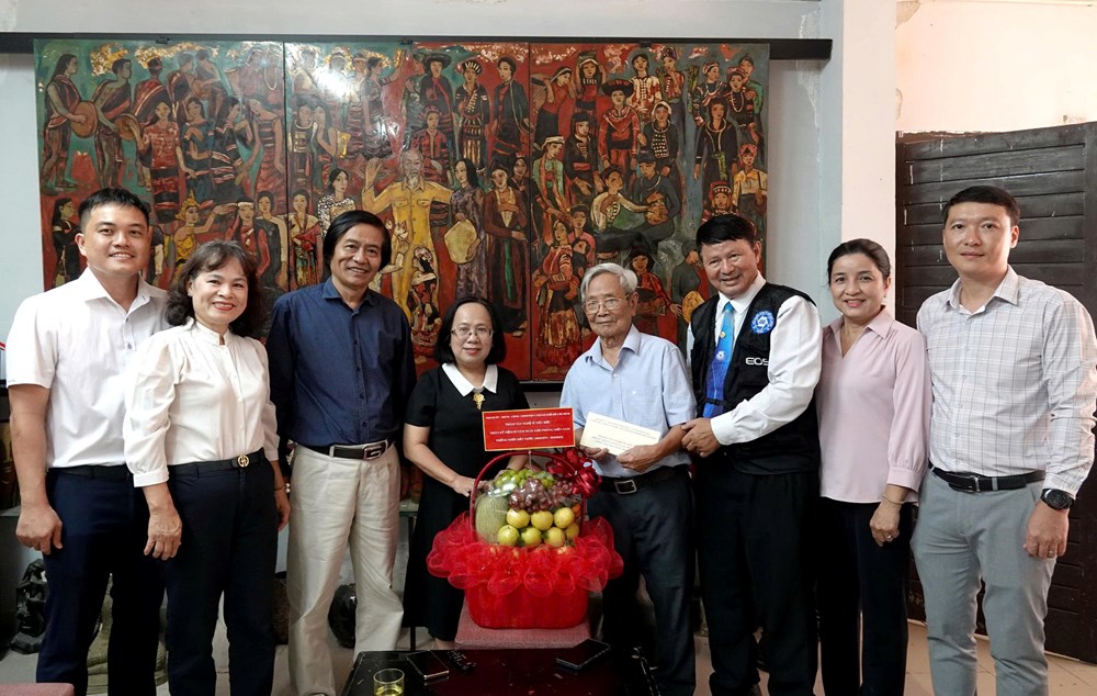 TP.HCM thăm và tặng quà văn nghệ sĩ lão thành tiêu biểu - ảnh 2
