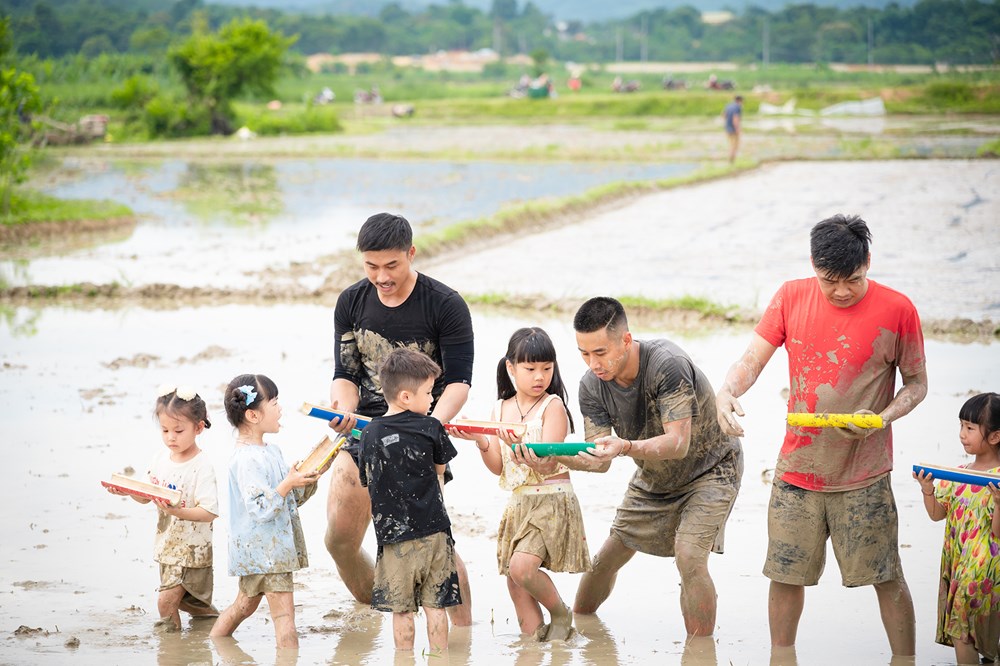 Màn đổi vai đầy thử thách giữa hai ông bố - ảnh 1