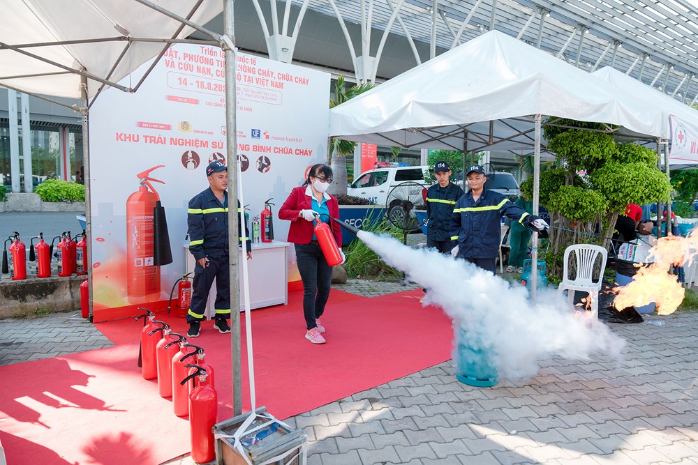 Trải nghiệm kỹ năng chữa cháy, cứu nạn, cứu hộ tại Secutech Vietnam 2025 - ảnh 2