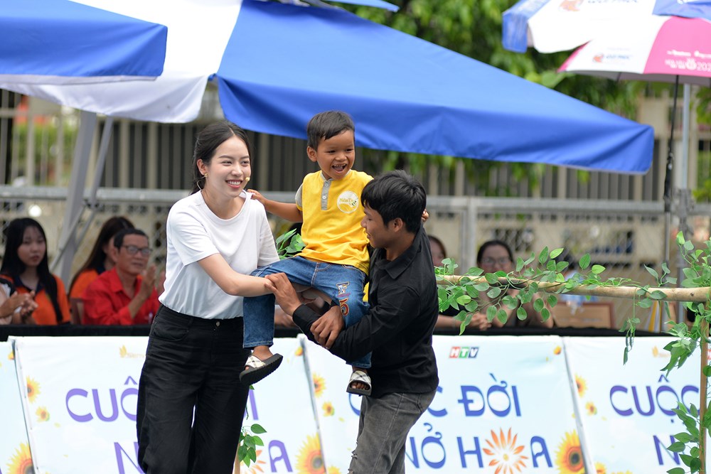 Hoa hậu Thanh Thủy tài trợ tiền học cho trẻ em nghèo - ảnh 1
