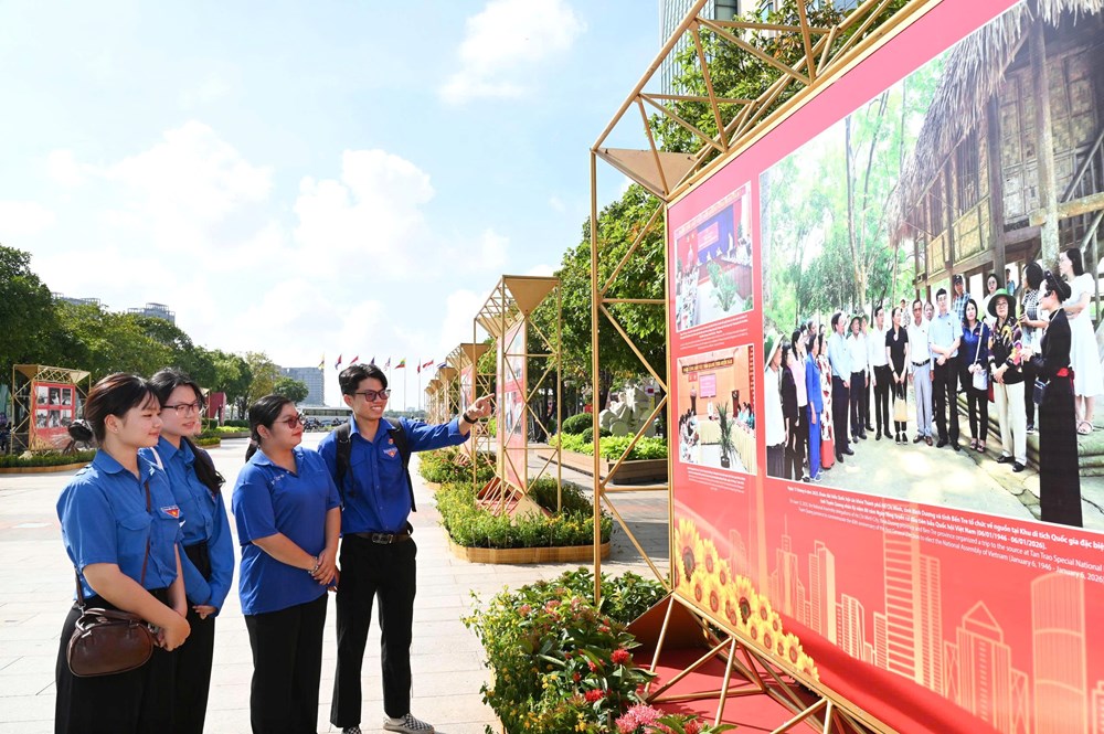 Khai mạc triển lãm ảnh “Vinh quang 80 năm Quốc hội Việt Nam”  - ảnh 4