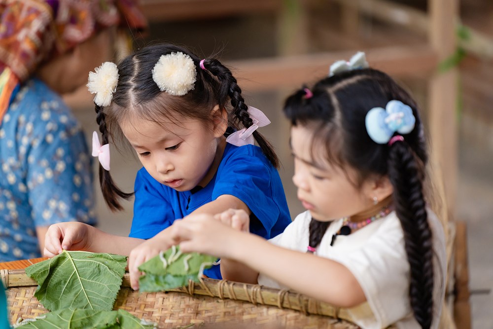Các con trải nghiệm nuôi tằm, nhuộm khăn tặng bố - ảnh 2