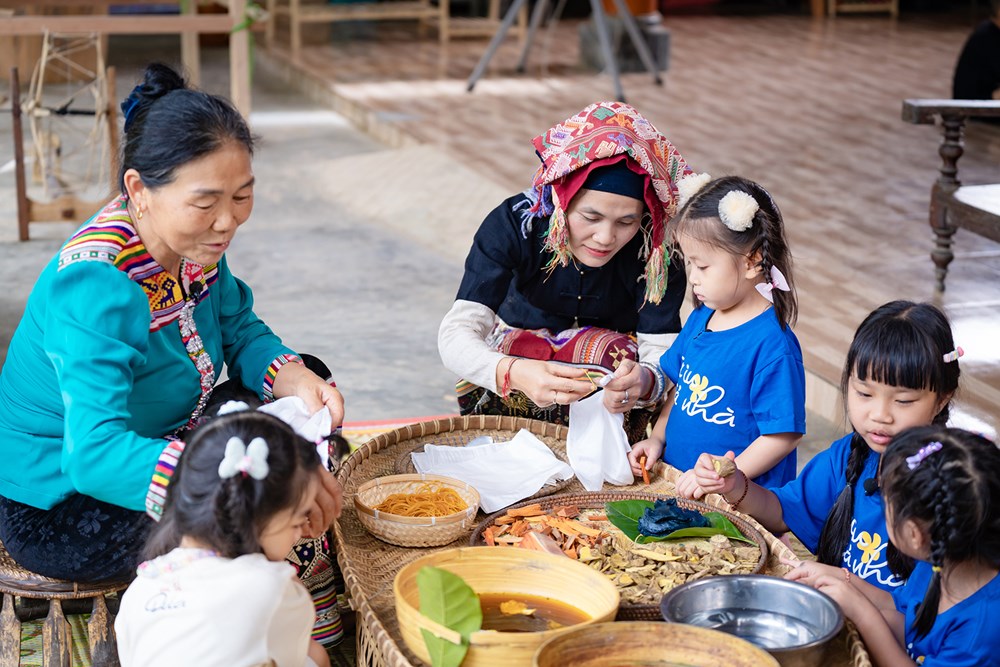 Các con trải nghiệm nuôi tằm, nhuộm khăn tặng bố - ảnh 3