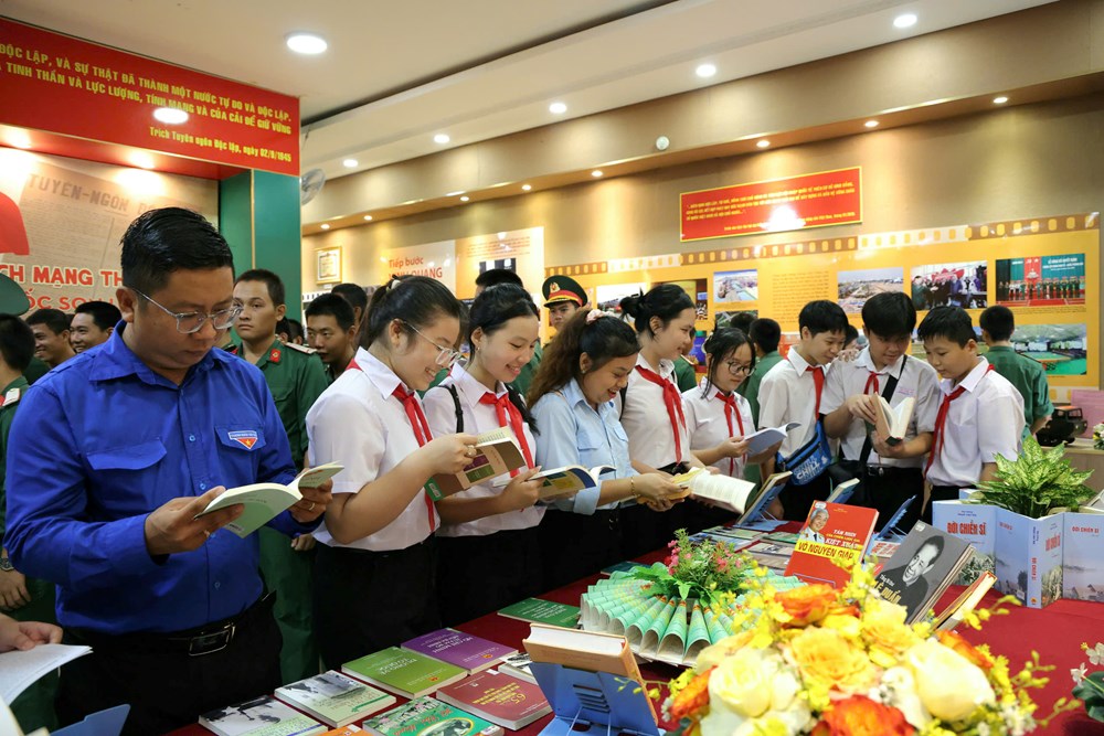 Khai mạc triển lãm chuyên đề 'Cách mạng Tháng Tám - Mốc son lịch sử' - ảnh 6