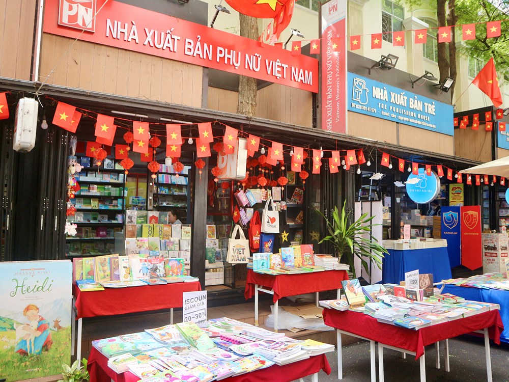 Đường Sách TP.HCM khoác diện mạo mới chào mừng Quốc khánh - ảnh 1