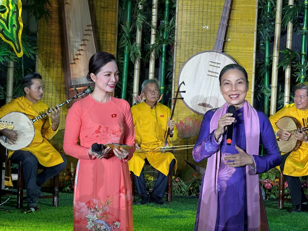 Đờn ca tài tử phương Nam vang lên giữa lòng Hà Nội - ảnh 1