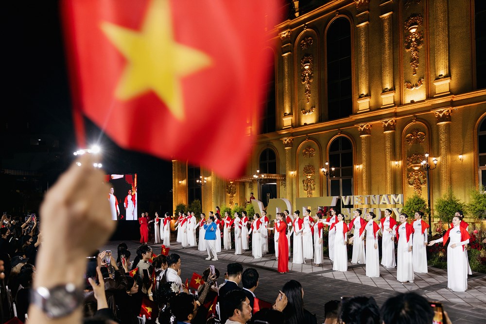 Thí sinh Miss Grand Vietnam 2025 diện áo dài hát mừng Quốc khánh tại show thời trang - ảnh 7