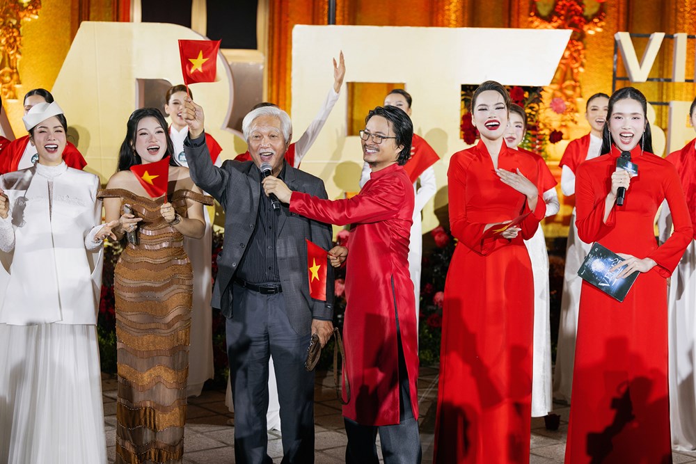 Thí sinh Miss Grand Vietnam 2025 diện áo dài hát mừng Quốc khánh tại show thời trang - ảnh 2