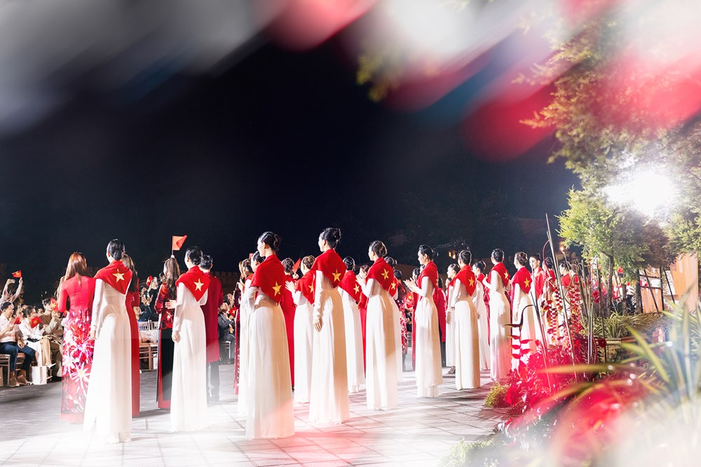 Thí sinh Miss Grand Vietnam 2025 diện áo dài hát mừng Quốc khánh tại show thời trang - ảnh 8