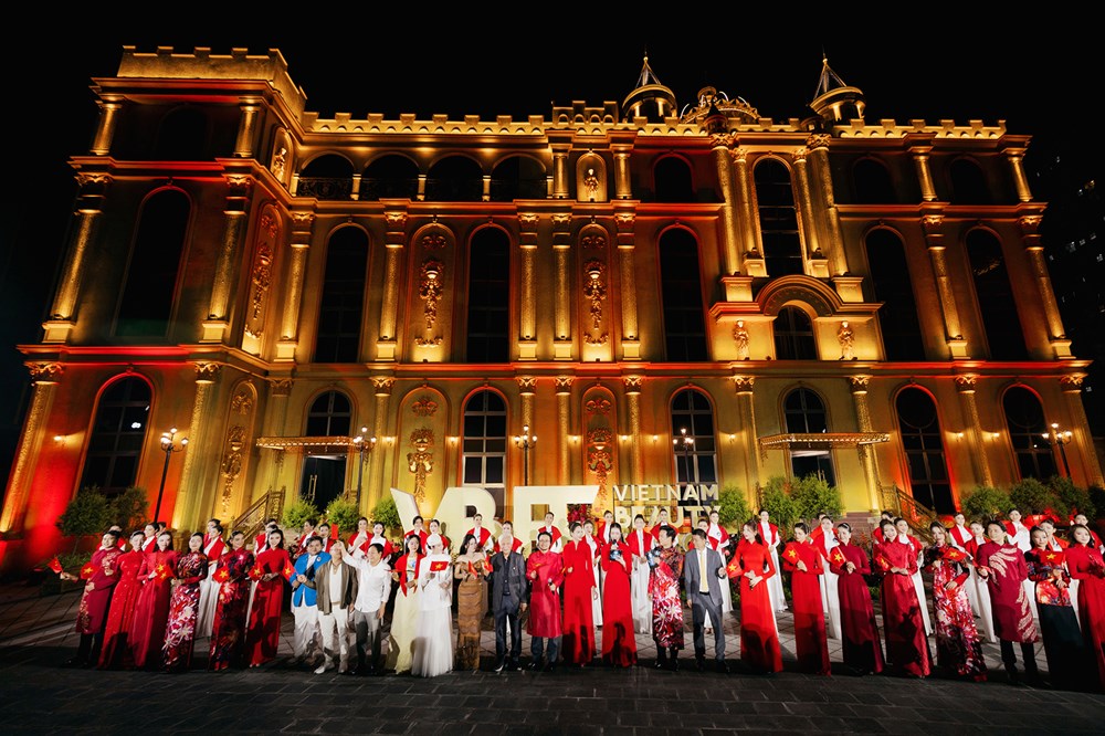 Thí sinh Miss Grand Vietnam 2025 diện áo dài hát mừng Quốc khánh tại show thời trang - ảnh 1
