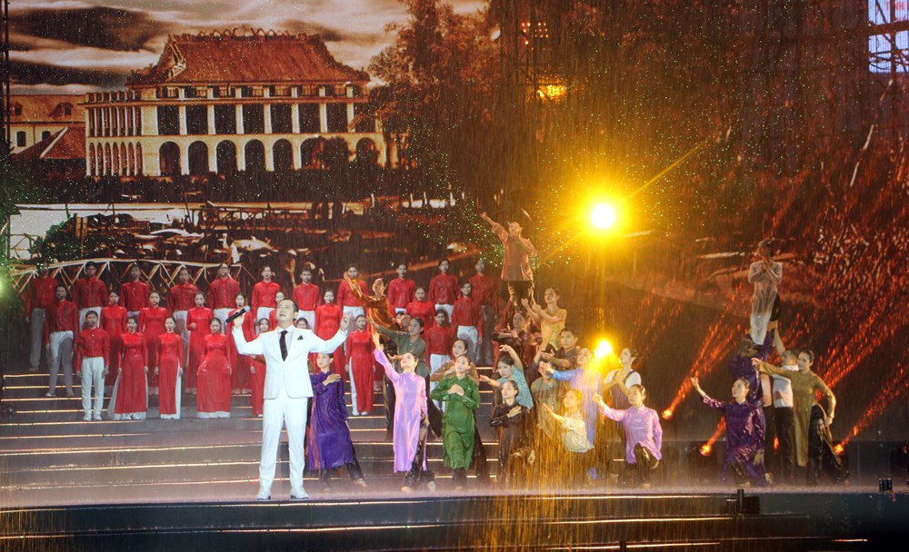 Khán giả đội mưa xem trọn ‘Ánh sao độc lập’ - ảnh 7