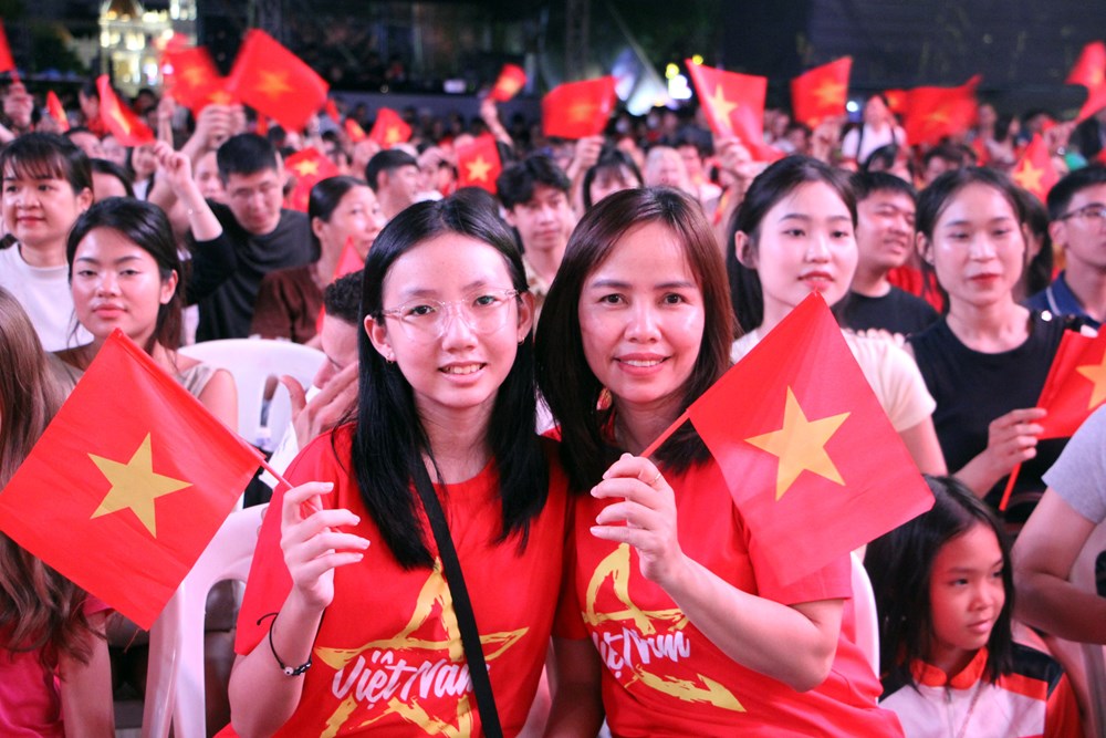 Khán giả đội mưa xem trọn ‘Ánh sao độc lập’ - ảnh 11