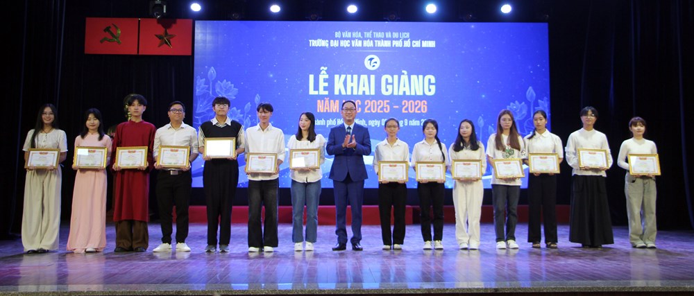 Thủ khoa Trường ĐH Văn hóa TP.HCM đạt 29,36 điểm - ảnh 4