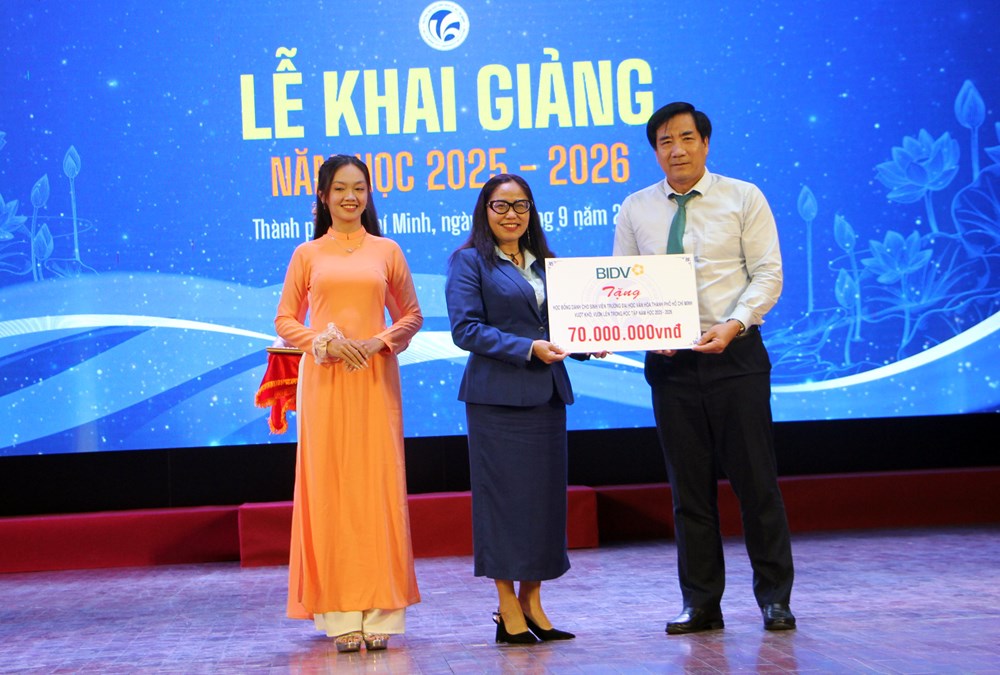 Thủ khoa Trường ĐH Văn hóa TP.HCM đạt 29,36 điểm - ảnh 6