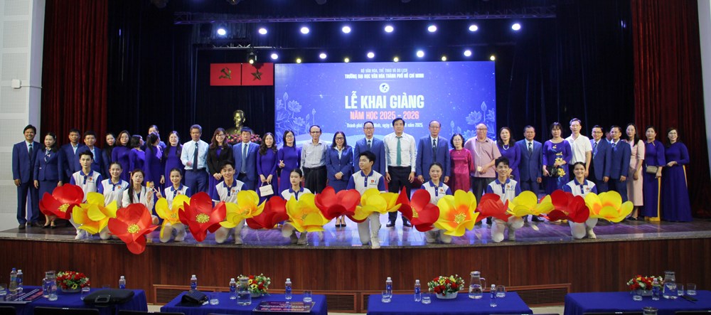 Thủ khoa Trường ĐH Văn hóa TP.HCM đạt 29,36 điểm - ảnh 7