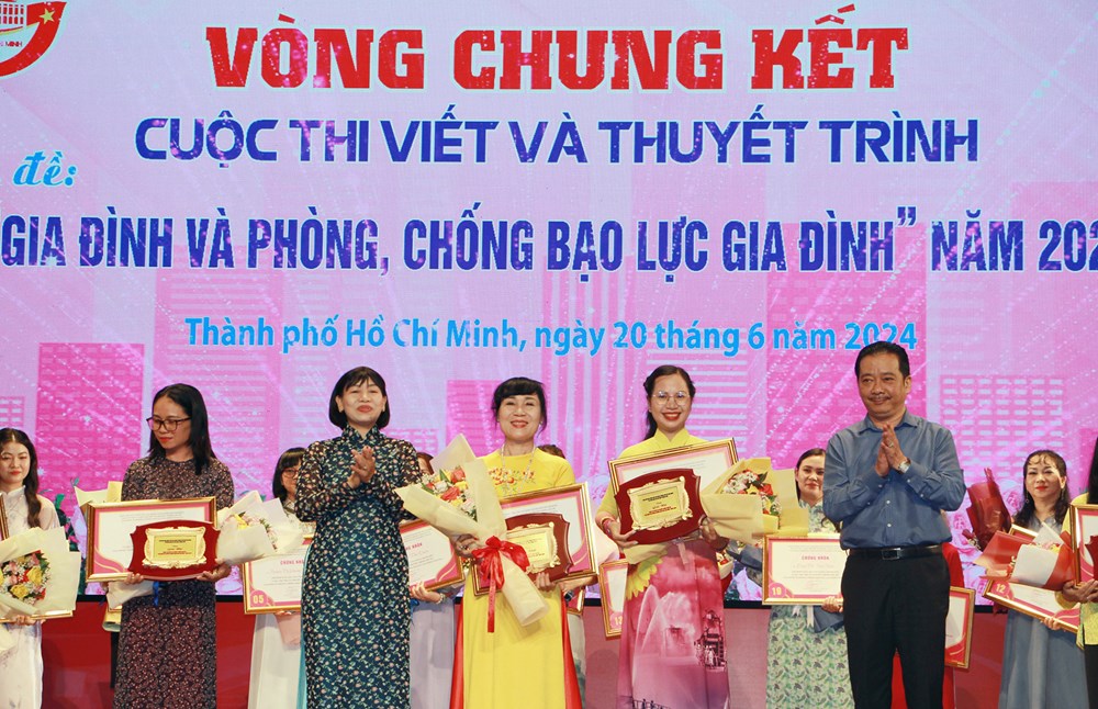 Ra mắt sách về phòng, chống bạo lực gia đình và xây dựng gia đình hạnh phúc - ảnh 2