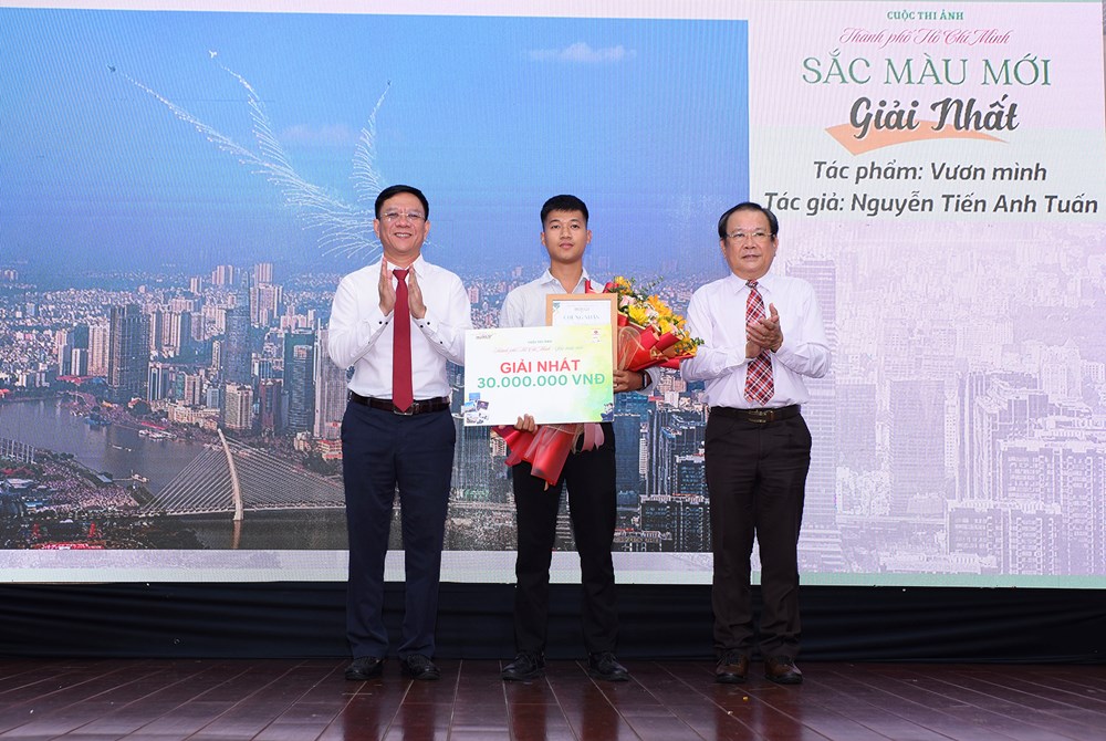 Tác phẩm ‘Vươn mình’ đoạt giải Nhất cuộc thi ảnh ‘TP.HCM – Sắc màu mới’ - ảnh 1