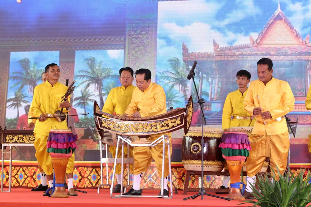 Đồng bào Khmer Cần Thơ vui Lễ Sene Dolta năm 2025 - ảnh 6