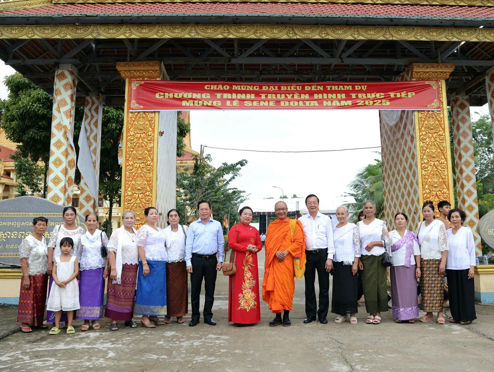 Đồng bào Khmer Cần Thơ vui Lễ Sene Dolta năm 2025 - ảnh 8