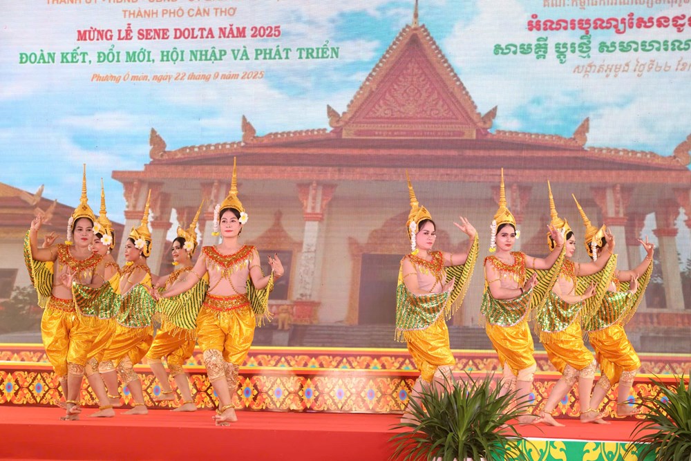 Đồng bào Khmer Cần Thơ vui Lễ Sene Dolta năm 2025 - ảnh 1