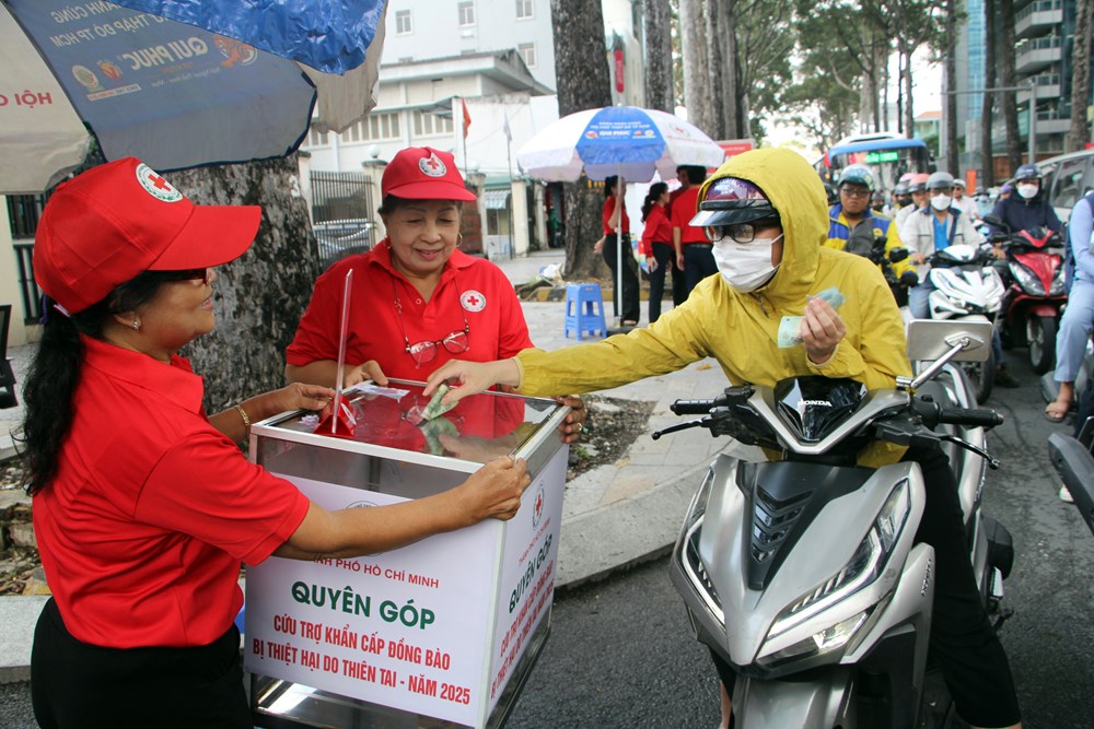 Hội Chữ thập đỏ TP.HCM phát động quyên góp cứu trợ đồng bào vùng thiên tai năm 2025 - ảnh 2